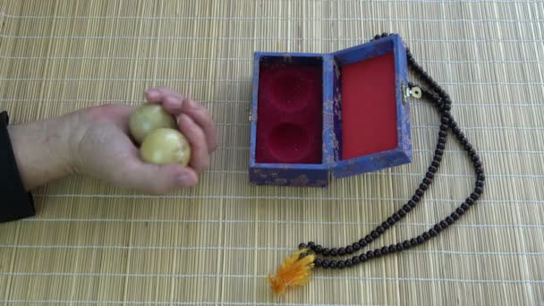 Asiatisch Chinesische Handmassage Marmorkugeln Der Hand Und Buddhistischer Rosenkranz Auf — Stockvideo