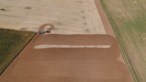 Mezőgazdasági Traktor Betakarított Szántóföldi Növénytermesztés Borostyánnal Légi Kilátással — Stock videók
