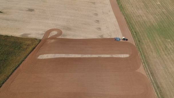 Zemědělství Orba Traktoru Obdělávání Pole Zemědělských Plodin Strništěm Letecký Pohled — Stock video
