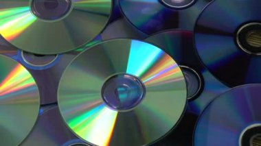 Renkli parlak bir sürü DVD ve CD CD sıkıştırma arkaplanını döndürür