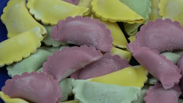 Περιστροφή Μπλε Κεραμικό Πιάτο Κατεψυγμένα Πολύχρωμα Ζυμαρικά — Αρχείο Βίντεο