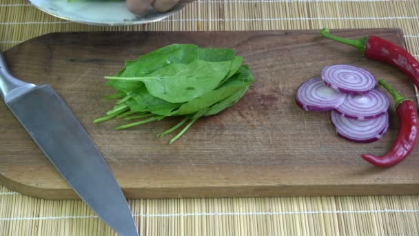 Couper Des Épinards Frais Sains Sur Une Planche Cuisine Bois — Video