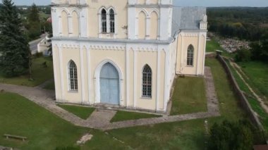 Litvanya 'daki Hristiyanlık Kilisesi, yol ve mezarlık, hava manzarası