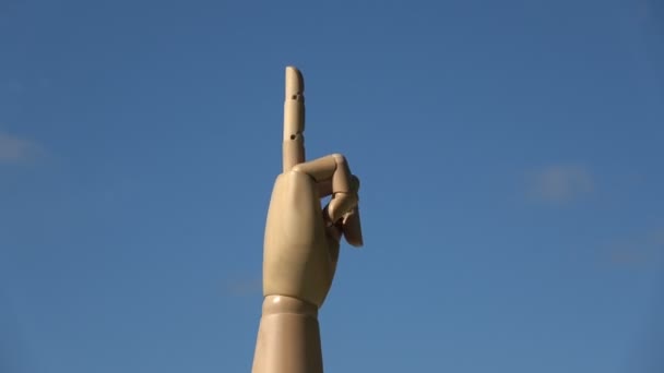 木制手指头符号概念中指手势表示性交你或在蓝天背景下旋转离开 — 图库视频影像