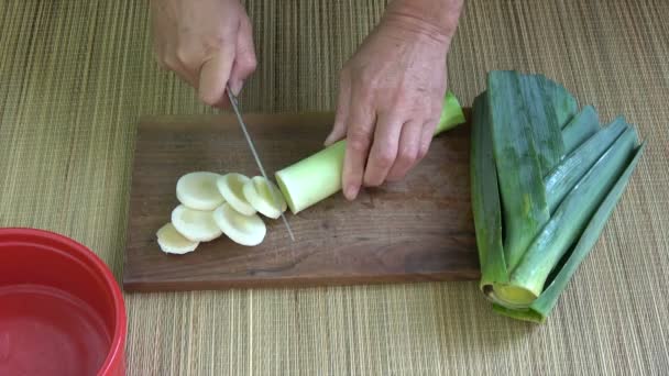 Vyříznout Čerstvé Zeleniny Pórek Sekání Palubě Kuchyni — Stock video