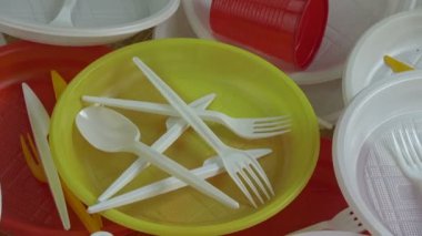 Dönen yeni renkli plastik tek kullanımlık sofra arka planı