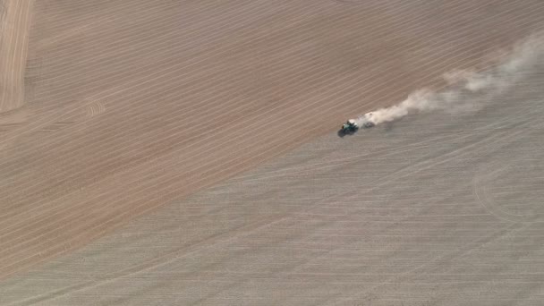 Tractor Siembra Cultivos Otoño Campo Granja Vista Aérea — Vídeos de Stock