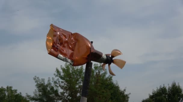 Handmade Windmill Brown Used Plastic Bottle — 비디오