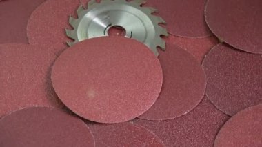 Dönen zımparalama diskleri ve dairesel testere aracı endüstriyel ekipman arka planı