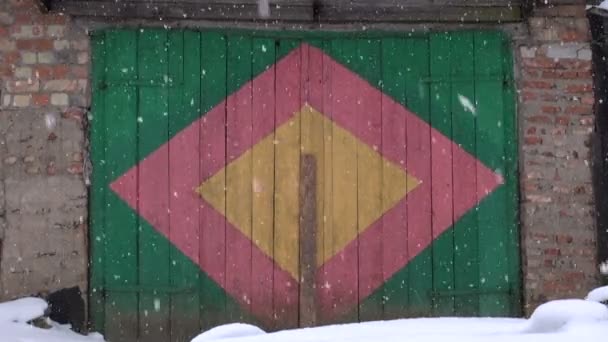 カラフルな木製の農場の建物のドアと冬の降雪ビデオの背景 — ストック動画