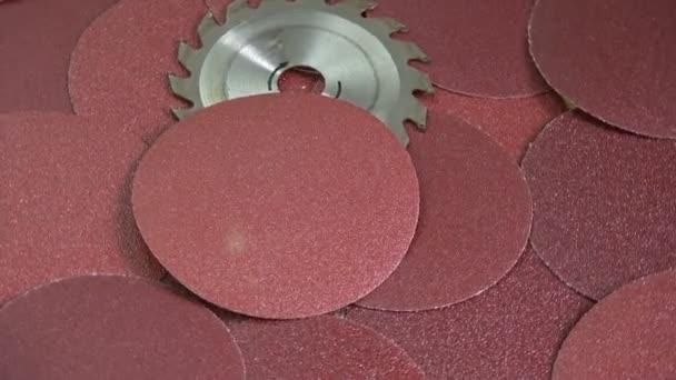 回転サンディングディスクと円形鋸工具産業機器の背景 — ストック動画