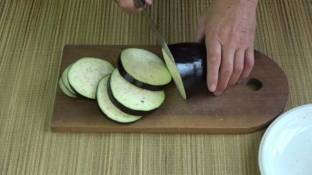 Frische Auberginen Der Küche Auf Holzbrett Schneiden — Stockvideo