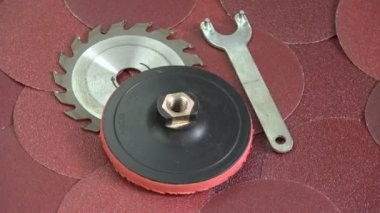 Dönen zımparalama diskleri ve dairesel testere aracı arka planı