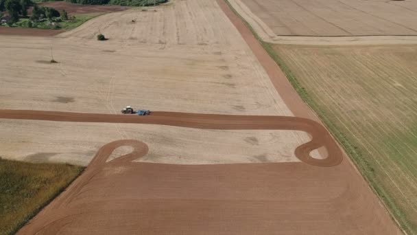 Betakarított Szántóföldi Traktor Művelése Légi Kilátás — Stock videók