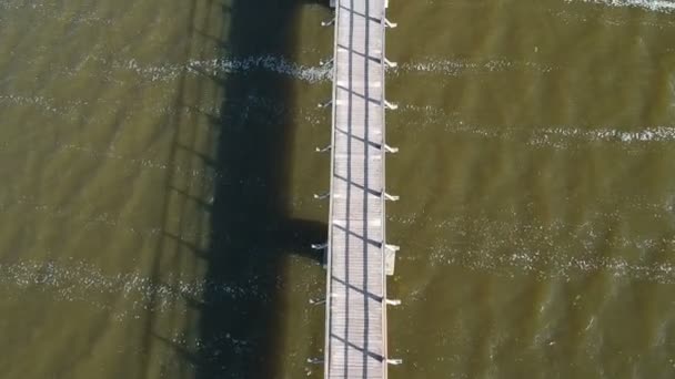 Drone Volar Por Encima Puente Viejo Lago Madera Vista Aérea — Vídeo de stock