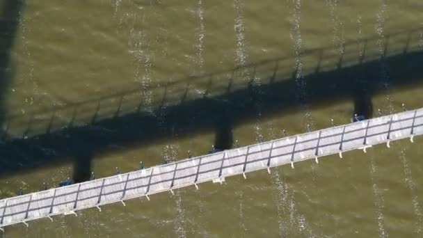 Drone Girando Por Encima Del Viejo Puente Del Lago Madera — Vídeos de Stock