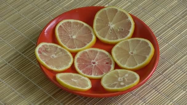 Čerstvé Plátky Citronu Rotující Červené Desce Bambusové Podložce Pozadí — Stock video