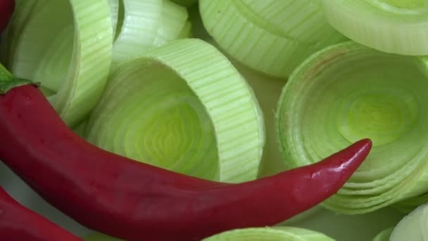 新鲜的荔枝片和红辣椒回转背景 — 图库视频影像