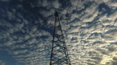 Yüksek elektrik çelik kulesi ve sabah bulutları güzel hareket, zaman akışı