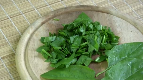 Roterende Verse Gezonde Gehakte Gesneden Spinazie Bladeren Houten Snijplank — Stockvideo