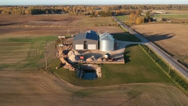 无人机飞越农场谷物干燥机和乡村道路 俯瞰空中 — 图库视频影像
