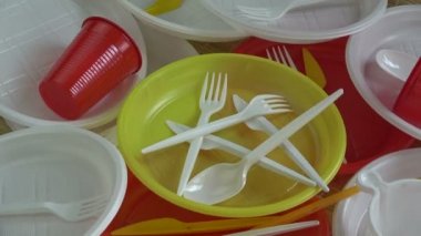 Dönen renkli plastik tek kullanımlık sofra dishware arka plan