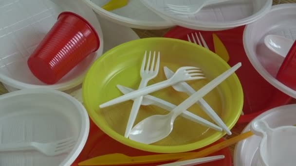 カラフルなプラスチックの使い捨て食器食器背景を回転 — ストック動画