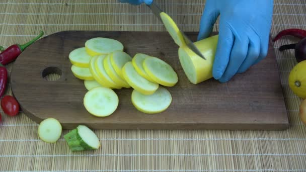 Corte Abobrinha Fresca Courgette Tábua Corte Madeira Cozinha — Vídeo de Stock