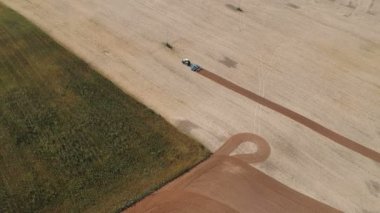 Yaz sonunda, havadan görünümü hasat sonrası çiftlik tarlayı tarım traktör