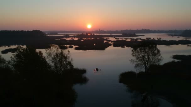 Frühen Morgen Sonnenaufgang Und Fischerboot Auf Dem Herbstsee Luftaufnahme — Stockvideo