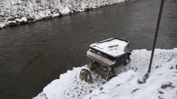 Gebroken Oude Besneeuwde Piano Muziekinstrument Buurt Van Rivier Van Winter — Stockvideo