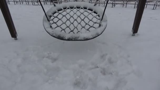 Empty Snowy Swing Motion City Park — Stock Video
