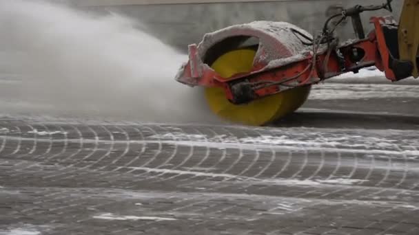 Σύγχρονη Μηχανή Αφαίρεσης Χιονιού Καθαρισμού Από Πεζοδρόμιο Στην Πλατεία Της — Αρχείο Βίντεο