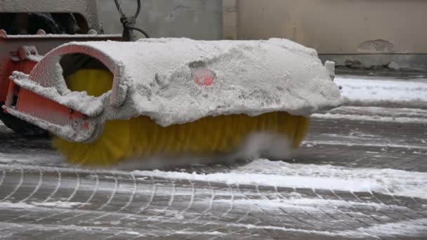 Moderne Maschine Beseitigt Schnee Vom Bürgersteig Auf Dem Stadtplatz Zeitlupe — Stockvideo