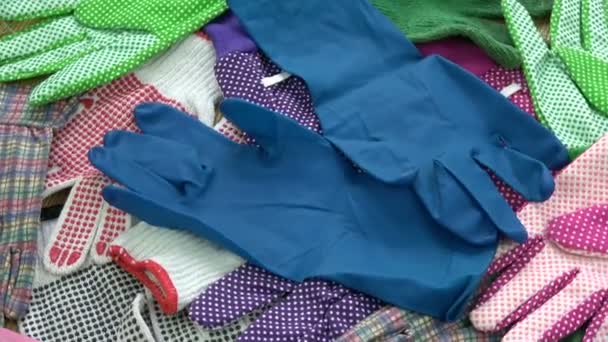 Kleurrijke Verschillende Beschermende Handschoen Achtergrond Draaien — Stockvideo