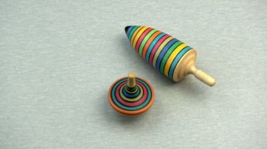 Yeni tablo arka plan üzerinde iki ahşap renkli top spin kalkış