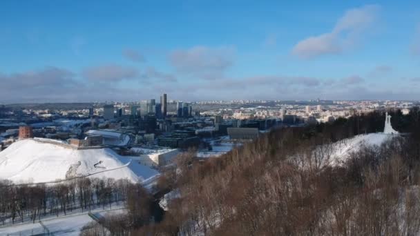历史老维尔纽斯全景从无人机在冬天 三个十字架纪念碑 Gediminas 城堡和老城区 — 图库视频影像