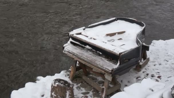 Broken Terbengkalai Instrumen Musik Piano Bersalju Dekat Sungai Musim Dingin — Stok Video