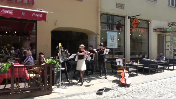 2017年5月立陶宛维尔纽斯 年度街头音乐节 2017年5月20日 在维尔纽斯街头表演音乐的年轻男孩和女孩乐队 — 图库视频影像