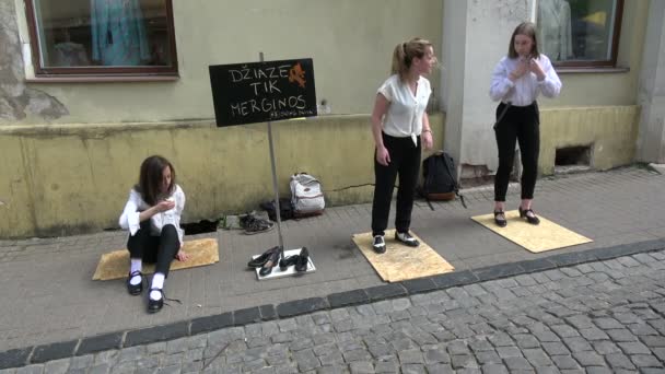 Vilnius Litauen Maj 2017 Årlig Gademusikdag Tre Unge Piger Danser – Stock-video