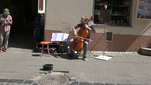 2017年5月立陶宛维尔纽斯 年度街头音乐节 2017年5月20日 在维尔纽斯大街 年轻孤独寂寞的音乐家用双低音演奏古典音乐 — 图库视频影像