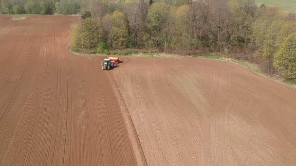 農業産業 夏の終わりに小麦を播種するトラクター 空中ビュー — ストック動画