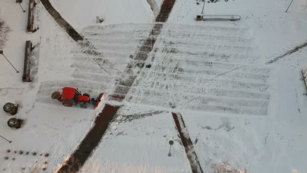 Kırmızı Traktör Şehir Meydanındaki Karları Temizliyor — Stok video