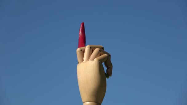 木製のマネキンの芸術家の手を空の背景に赤唐辛子と回転させる — ストック動画