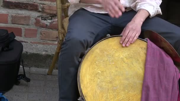 Músico Baterista Manos Jugando Con Gran Tambor Calle — Vídeos de Stock