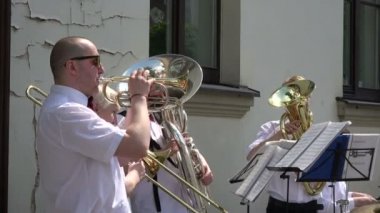 Vilnius, Litvanya Mayıs 2017: Yıllık sokak müziği günü. Müzisyenler grubu, 20 Mayıs 2017 Vilnius, rüzgâr pirinç enstrümanlarıyla çalıyorlar.