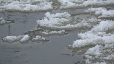 Baharın başlarında nehirde buz sürükleniyor