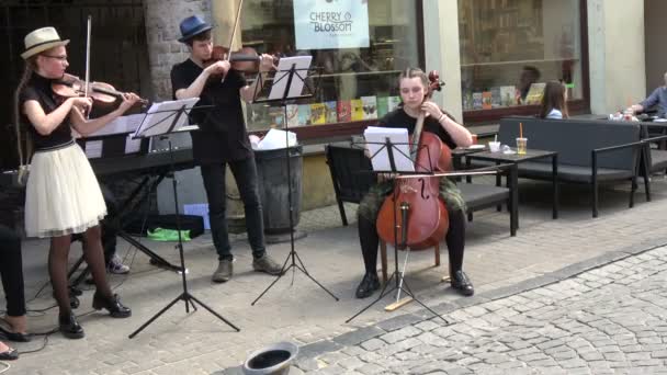 Vilnius Lithuania May 2017 Street Music Day Two Young Girls — Stock Video