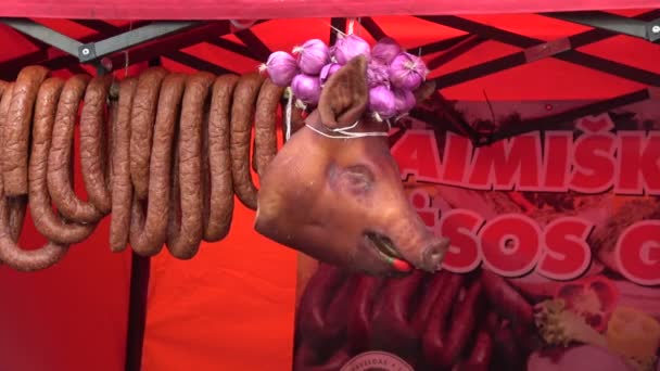 Geräucherter Schweinekopf Und Würstchen Bei Landwirtschaftsmesse — Stockvideo