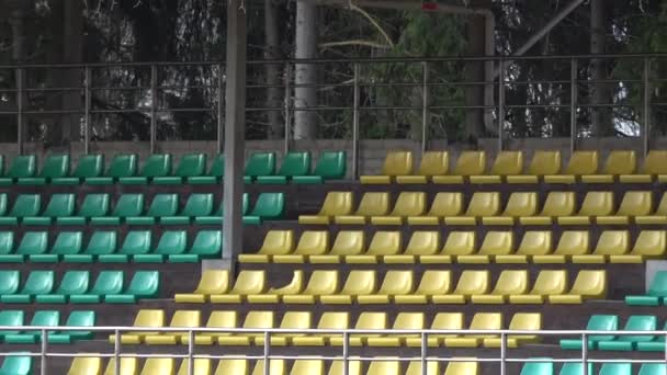 Провинциальный Малый Стадион Весной Одинокий Спортсмен Бегает — стоковое видео